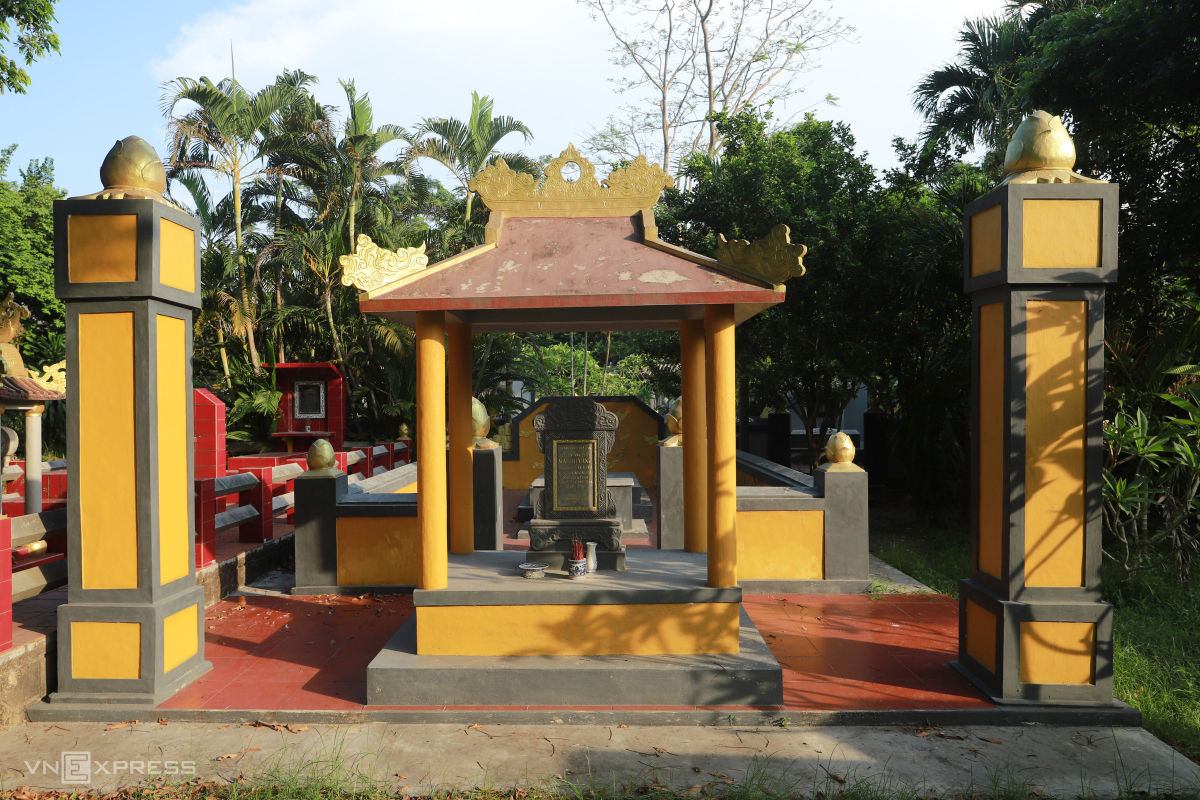 Nơi an nghỉ của hai vua triều Nguyễn bị lưu đày - 14