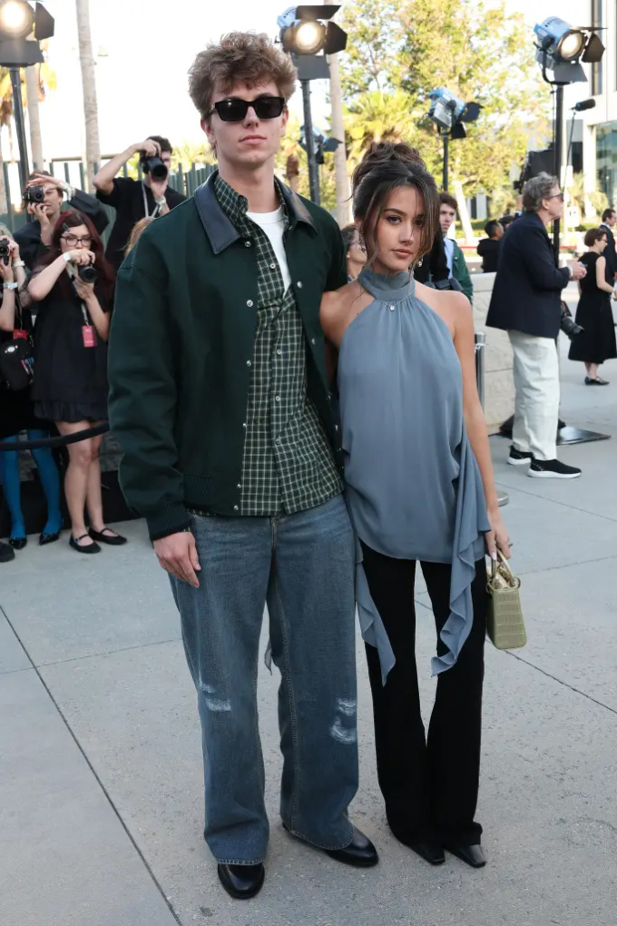 Jayden tới show Dior Resort 2027 ở Bảo tàng Nghệ thuật Los Angeles với bạn gái Gabrielle. Cả hai diện trang phục theo phong cách đường phố năng động, thoải mái.