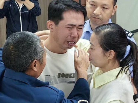 Người đàn ông góa vợ bật khóc khi đoàn tụ con trai bị bắt cóc sau 35 năm