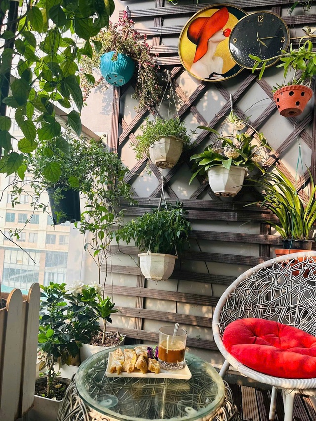 Chỉ với góc nhỏ ban công này, bạn có thể thiết kế bằng cách kê thêm chiếc bàn nhỏ làm góc ngồi cafe, ăn sáng cực chill. Ảnh: Đinh Huế