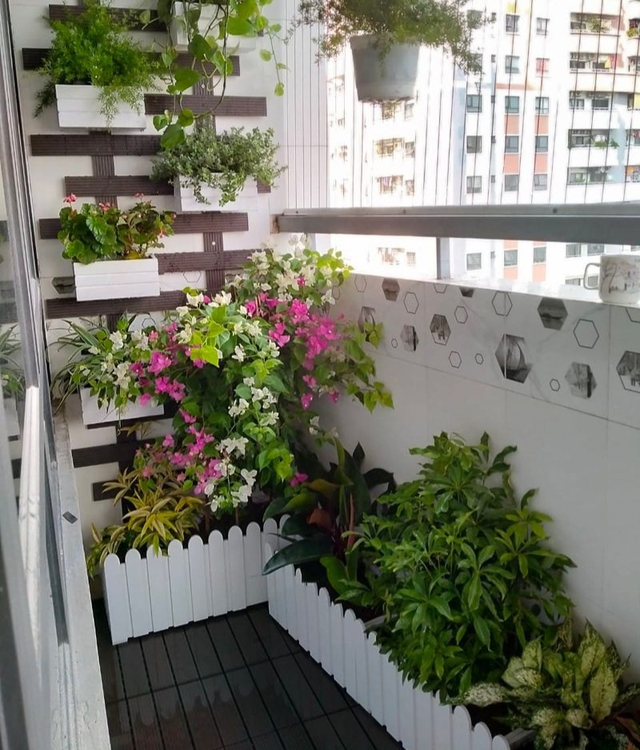 Kệ trang trí để những chậu cây nhỏ nhắn trong khuôn viên ban công
