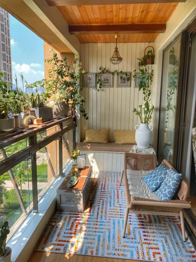 Không gian ban công mộc mạc dân dã với thiết kế theo phong cách vintage.