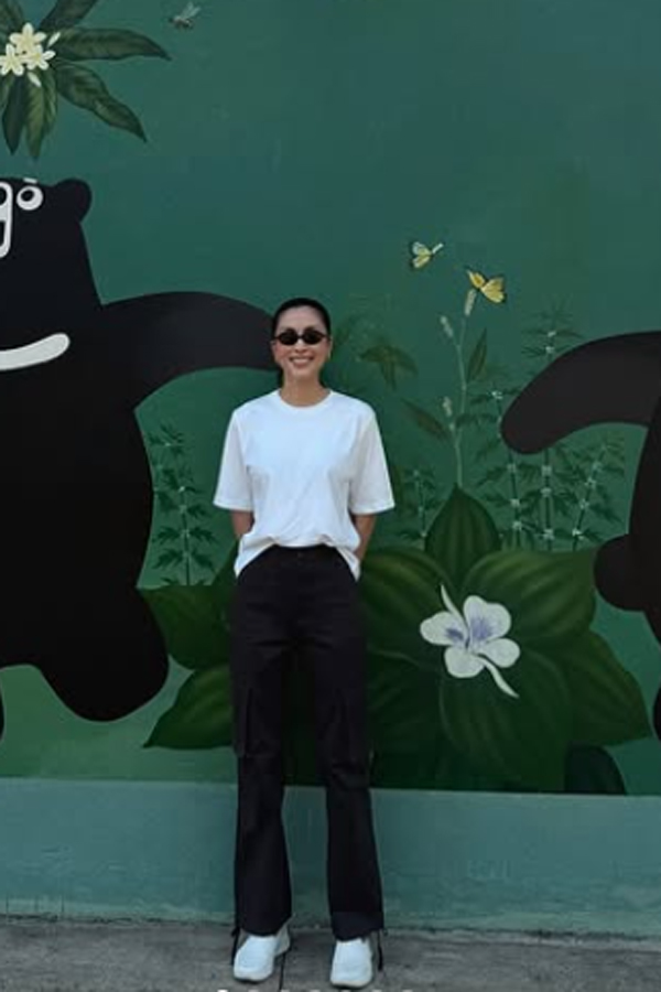 Trong nhiều lần xuất hiện, cô thường lựa chọn áo sơ mi trắng, quần jeans ống suông, blazer oversized hoặc váy liền tối giản. Những món đồ tưởng chừng quen thuộc nhưng khi được phối hợp khéo léo lại mang đến tổng thể hiện đại, trẻ trung mà không kém phần đẳng cấp.