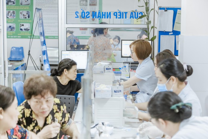 Người dân làm thủ tục khám, chữa bệnh BHYT tại cơ sở y tế. Ảnh: Thuý Ninh