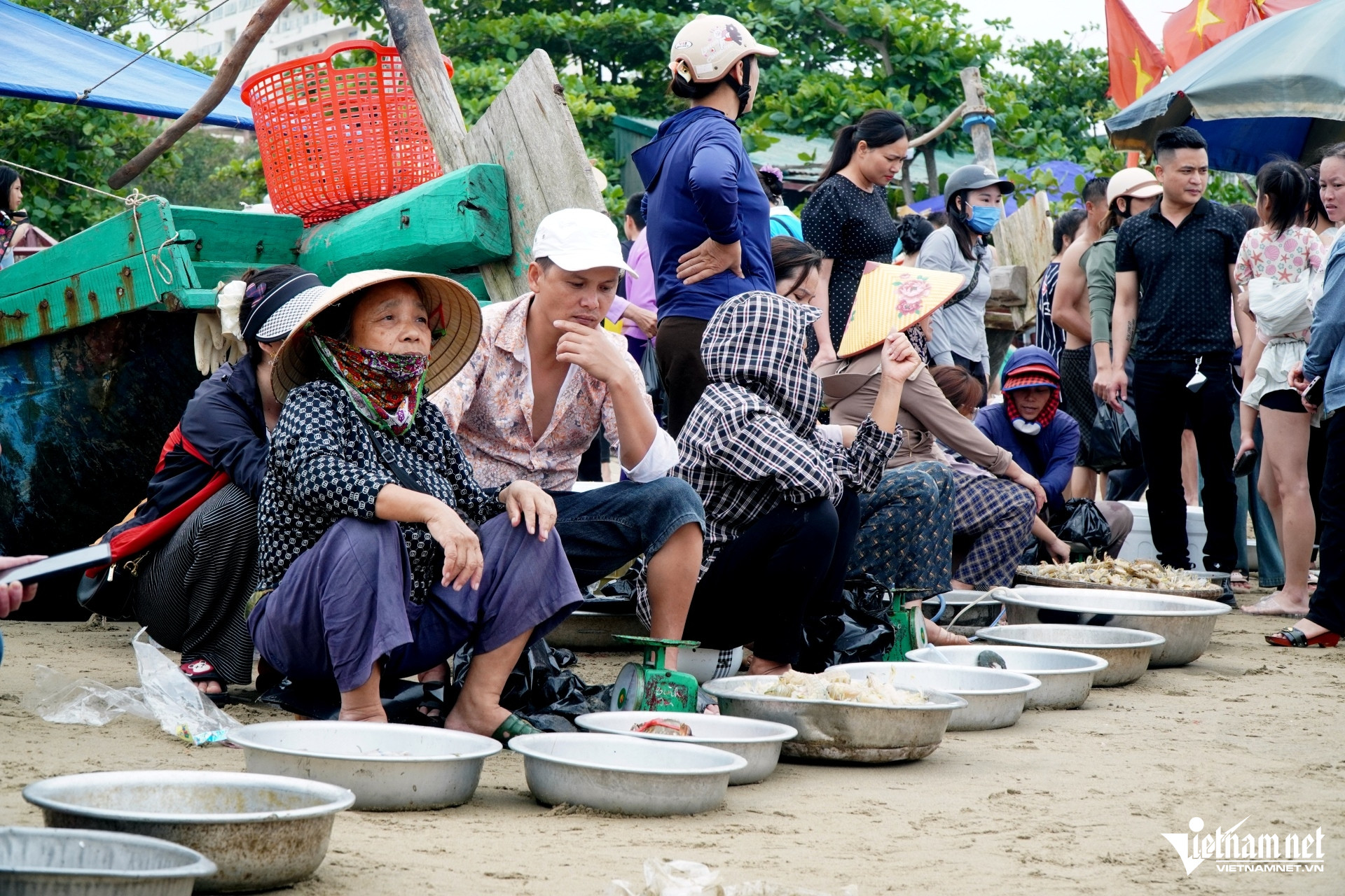 Những ngư dân bán hải sản ngồi ngay ngắn ở khu vực bến thuyền