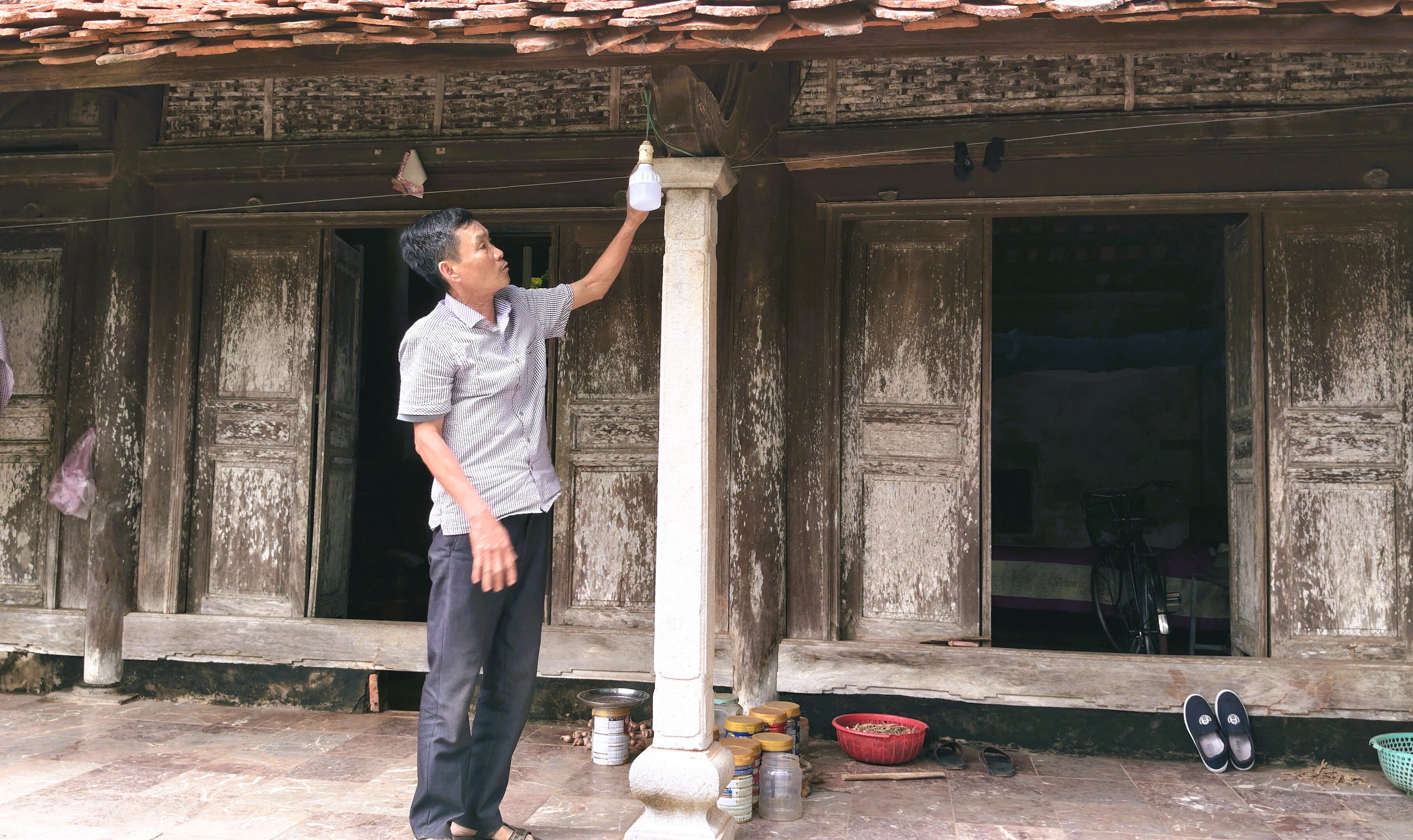 Nét độc đáo nữa là ngay gian giữa ngôi nhà có hai cây cột được làm bằng đá xanh, loại đá nổi tiếng ở làng Nhồi xứ Thanh