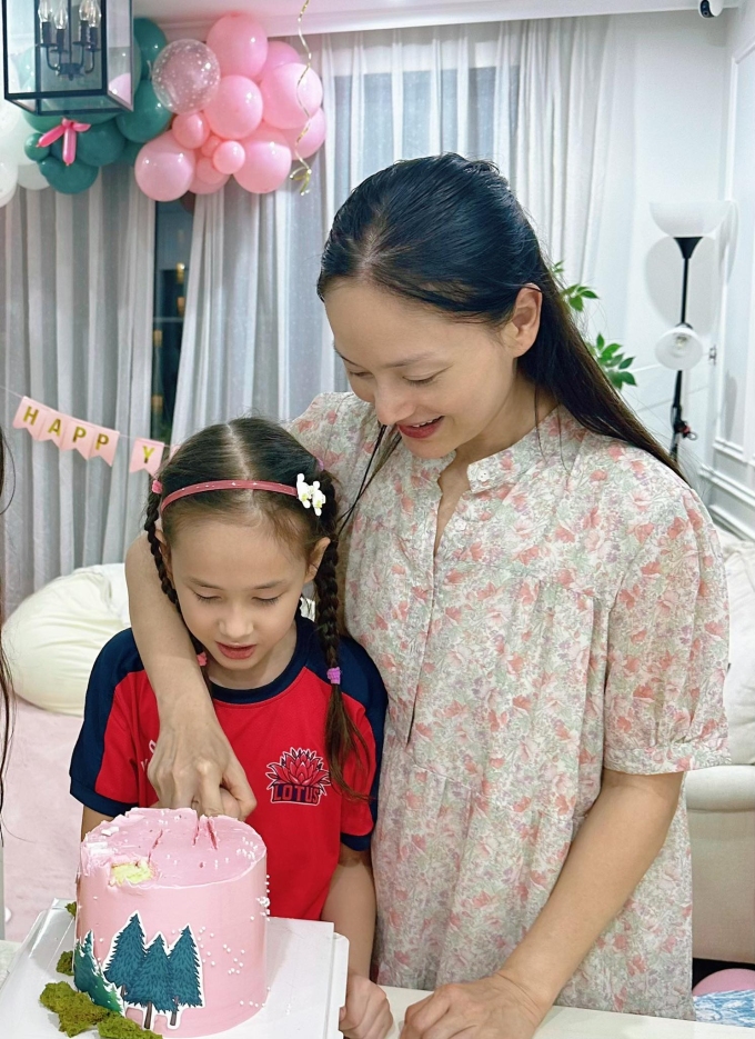 Lan Phương cắt bánh cùng con gái Lina Linh trong ngày sinh nhật bé, hôm 15/5.