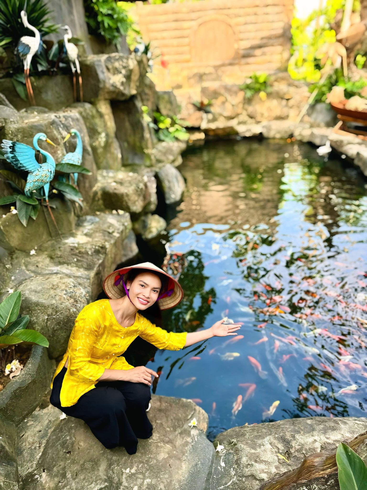 Hồ cá Koi là nơi Phạm Phương Thảo rất thích.  