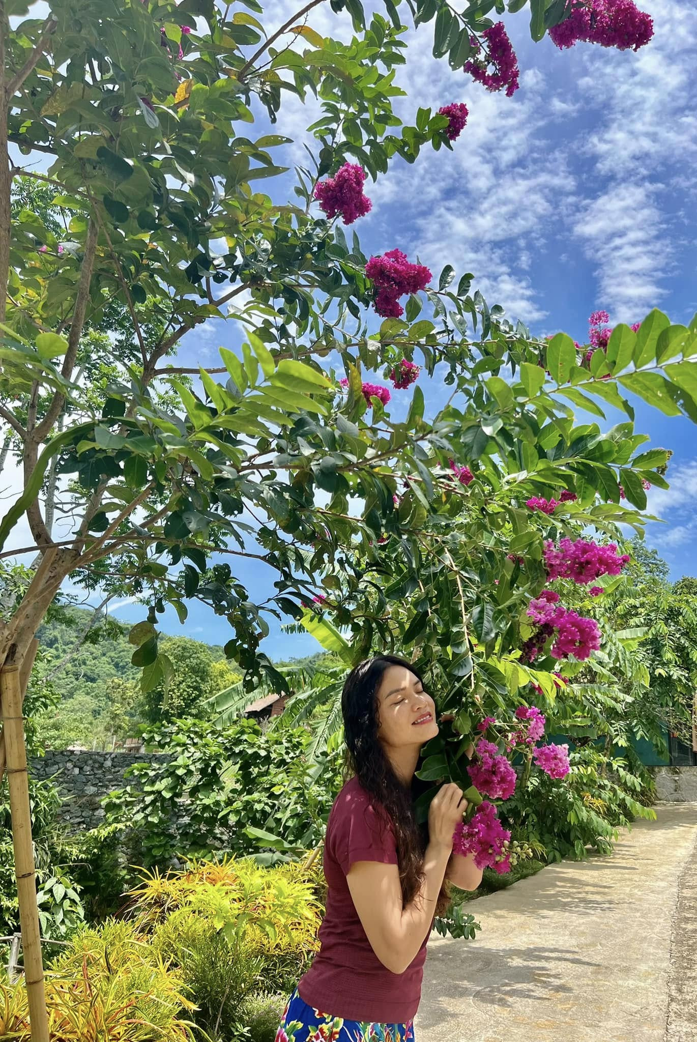 Biệt phủ nằm giữa không gian đồi núi xanh mát, được thiết kế hài hòa với thiên nhiên. Điểm đặc biệt là khu vực điện thờ Mẫu được đặt ở vị trí cao nhất, tạo cảm giác thanh tịnh và linh thiêng. Từ cổng vào là con đường dài lát đá, hai bên phủ kín cây xanh, mang phong cách sân vườn đậm chất nghỉ dưỡng.