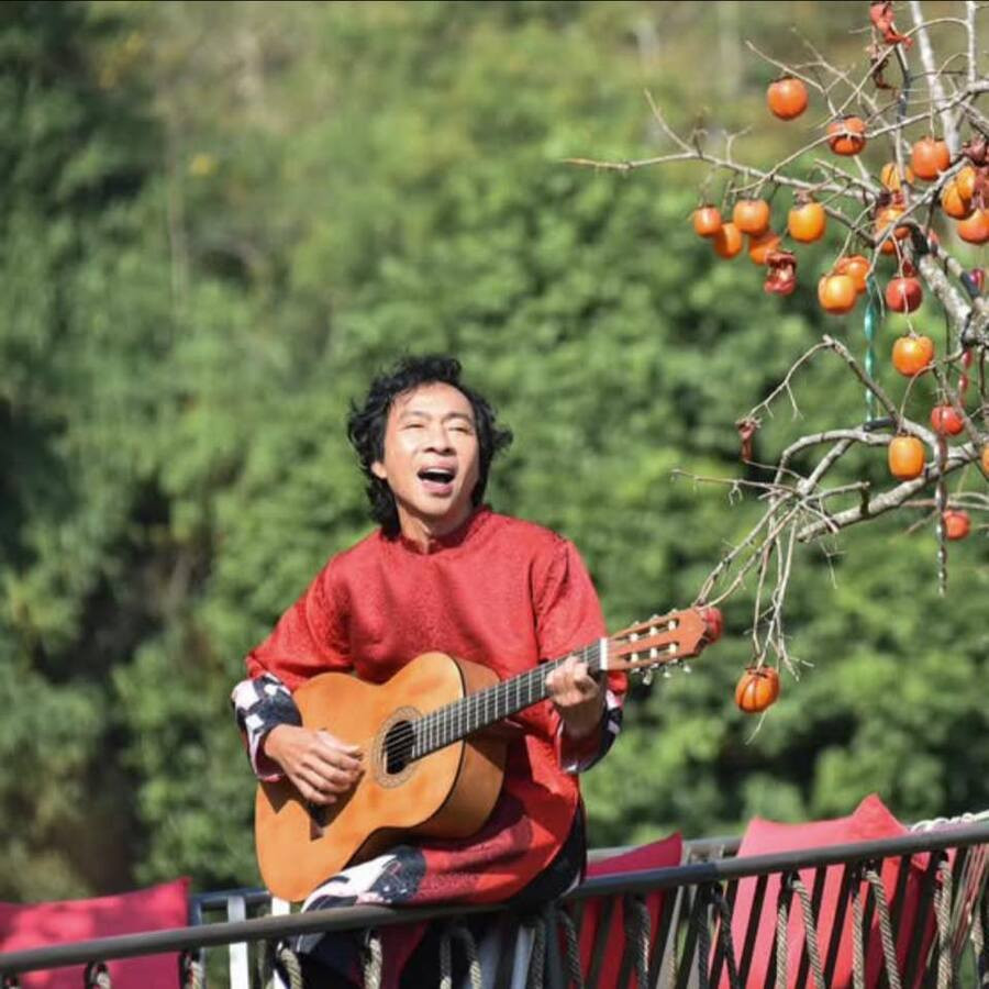 NSƯT Việt Hoàn xây dựng cho mình một nông trại mang đậm hơi thở đồng quê. Nam nghệ sĩ sở hữu khu trang trại rộng gần 10.000m², là hàng xóm của NSND Phạm Phương Thảo. 