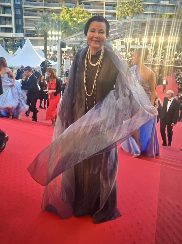 Nữ diễn viên Kiều Chinh mặc áo dài trên thảm đỏ Cannes 2026.