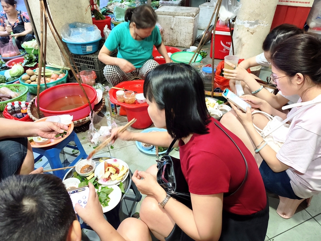 Hiện nhiều người đang hối hả rủ nhau đi ăn gỏi sứa đỏ, khi tháng 5 sắp qua và tháng 6 đang gần kề. Ảnh: Đại Lâm Mộc