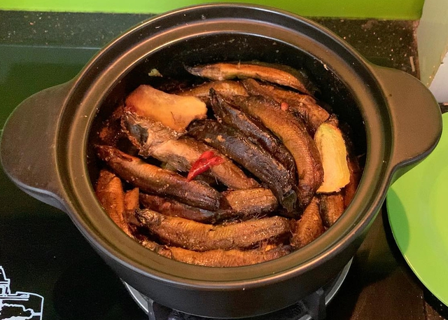 Cá chạch kho có thành phẩm thịt cá săn chắc, cay nhẹ, thơm mùi riềng, ăn rất tốn cơm.