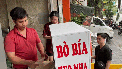 Hơn 20 vị khách xếp hàng dài trước quán vào chiều cuối tuần