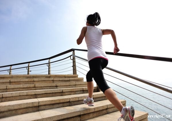 Leo cầu thang nhanh có lợi cho sức khỏe.