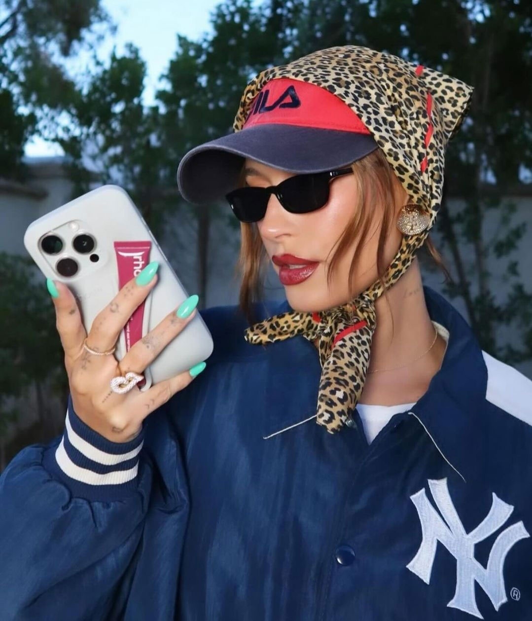 Người mẫu Hailey Bieber là một trong những It-girl lăng xê kiểu mốt. Theo Harpers Bazaar, chiếc khăn gấp đôi thành hình tam giác, trùm qua đỉnh đầu và buộc dưới cằm còn gợi nhớ đến các biểu tượng thời trang của Hollywood những năm 1950, 1960 như Marilyn Monroe, Audrey Hepburn, Elizabeth Taylor, Jacqueline Kennedy. Ảnh: Instagram Hailey Bieber