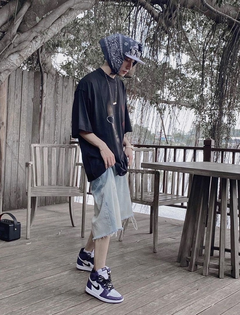 Sơn Tùng M-TP cũng là fan của phong cách bà thím. Anh thường trùm khăn qua mũ lưỡi trai, tạo điểm nhấn cho phong cách normcore, phong cách đường phố pha hiphop.