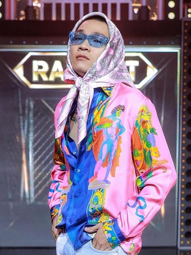 Trong chương trình Rap Việt, rapper Wowy kết hợp khăn cùng tông sơ mi lụa màu mè theo phong cách thập niên 1990.