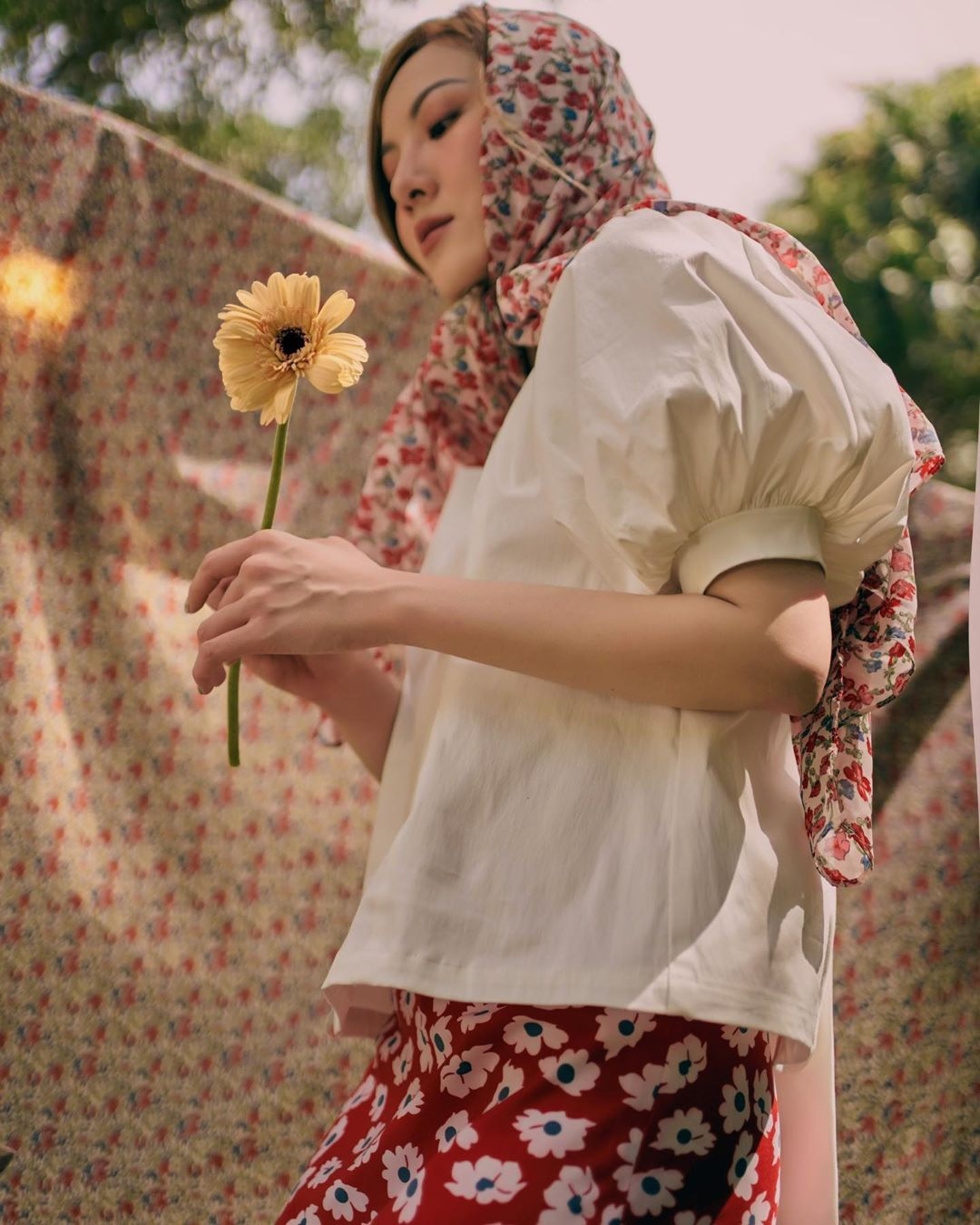 Ca sĩ Yến Nhi phối khăn đồng điệu chân váy theo phong cách vintage.