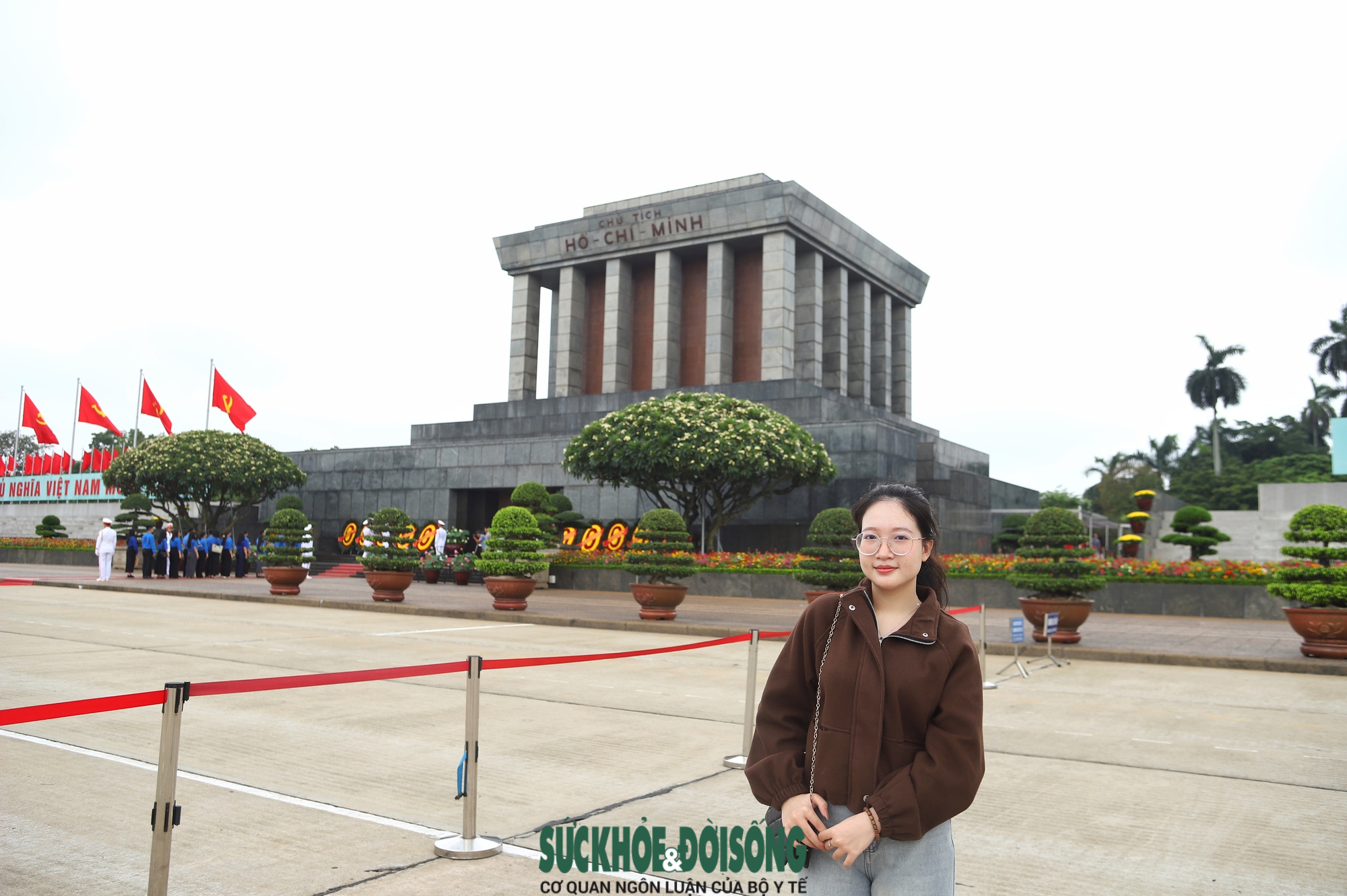 Chị Phạm Thùy Trâm, quê Quảng Trị, cho biết đã ra Hà Nội từ hôm trước để vào Lăng viếng Bác. Lần đầu được vào Lăng, chị không giấu được sự xúc động, đồng thời bày tỏ mong muốn thế hệ trẻ tiếp tục học tập, noi theo tấm gương của Chủ tịch Hồ Chí Minh.