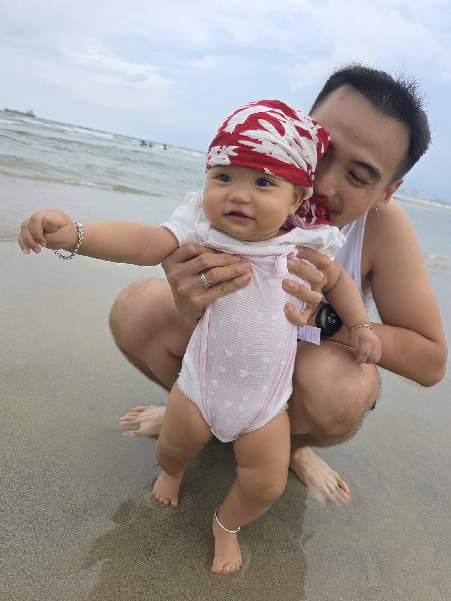 Mới đây, bé Harley - con gái HHen Niê lại có chuyến theo mẹ đi công tác ở Đà Nẵng. Trên trang cá nhân, nàng hậu khoe: Harley tắm biển sáng nay. Em thích lắm cả nhà ơi, mẹ tưởng là em sẽ sợ nhưng không, em khoái lắm, mê tít luôn.