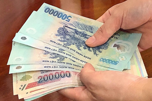 Từ ngày 1/7/2026, chính thức tăng mức lương cơ sở lên 2,53 triệu đồng. Theo đó, mức lương tối đa đóng BHXH bắt buộc cũng tăng theo. Ảnh minh họa: TL