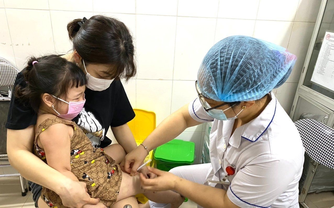 Tiêm chủng vắc xin cho trẻ trong chương trình tiêm chủng mở rộng.