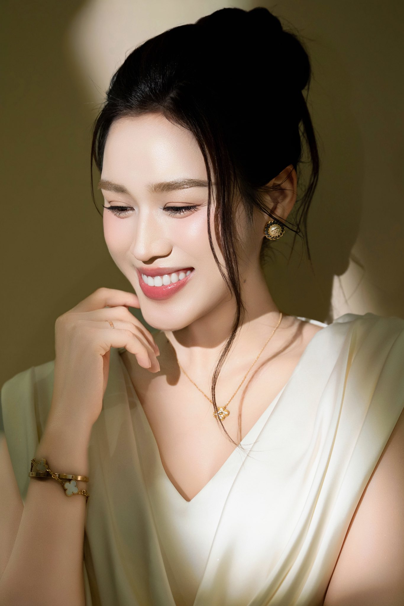 Trong lần xuất hiện này, Đỗ Thị Hà lựa chọn phong cách nữ tính với mẫu váy dịu dàng, kết hợp lối trang điểm tự nhiên tôn lên đường nét gương mặt.