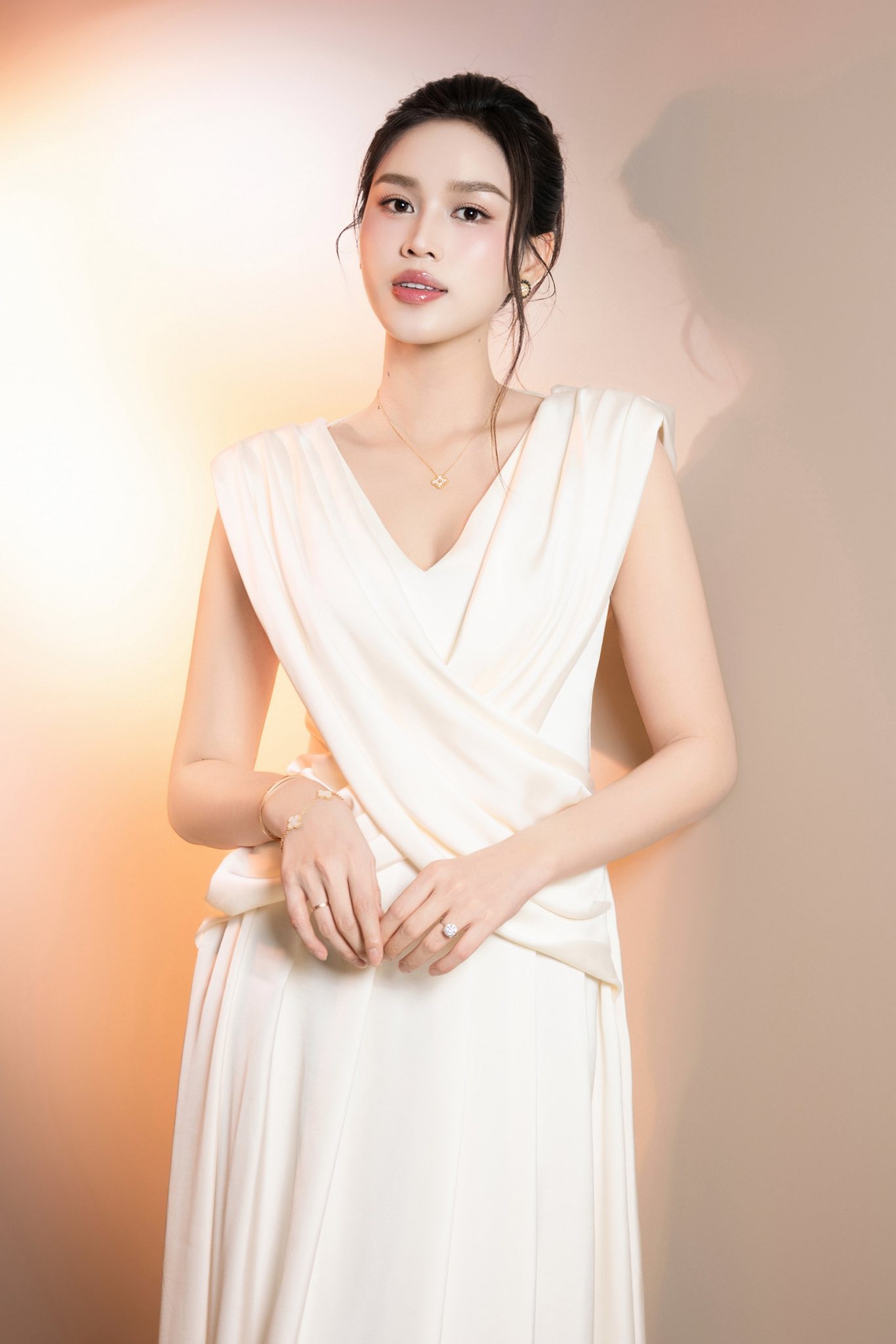 Nàng hậu gen Z được nhận xét nhan sắc rạng rỡ, gương mặt đầy đặn hơn trước: Nay cô trộm vía mũm mĩm xinh quá, ngay sau đó nàng hậu thoải mái đáp lại: Tăng có xíu xiu 5kg à.
