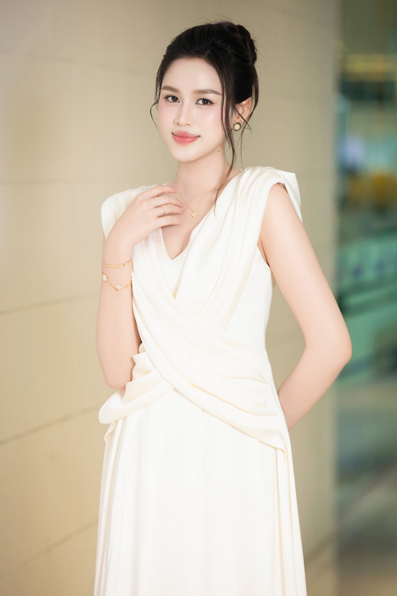 Diện váy tông trắng kem thanh lịch, nàng hậu nhận về nhiều lời khen vì visual ngày càng mặn mà, sang trọng sau khi kết hôn với chồng doanh nhân.