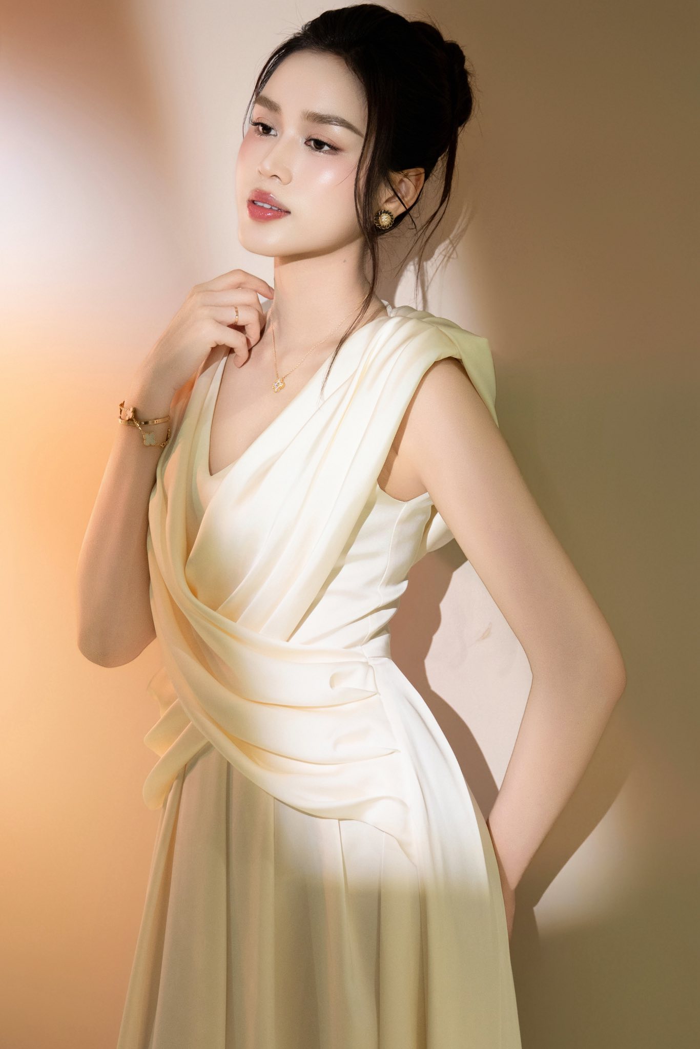 Ở một bình luận khác, dân mạng còn hài hước cho rằng người đẹp được chồng chăm quá khéo nên ngày càng có da có thịt hơn: Anh Vương chăm vợ kỹ quá hơi mũm mĩm rồi nhưng cổ xinh. Nhiều người cũng để lại bình luận nghi vấn nàng hậu có tin vui.