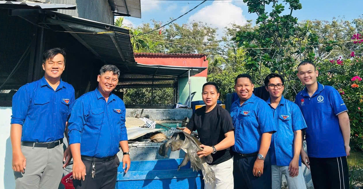 Cán bộ đoàn địa phương đến tham quan mô hình nuôi cua đinh của anh Bình. Ảnh: T.X