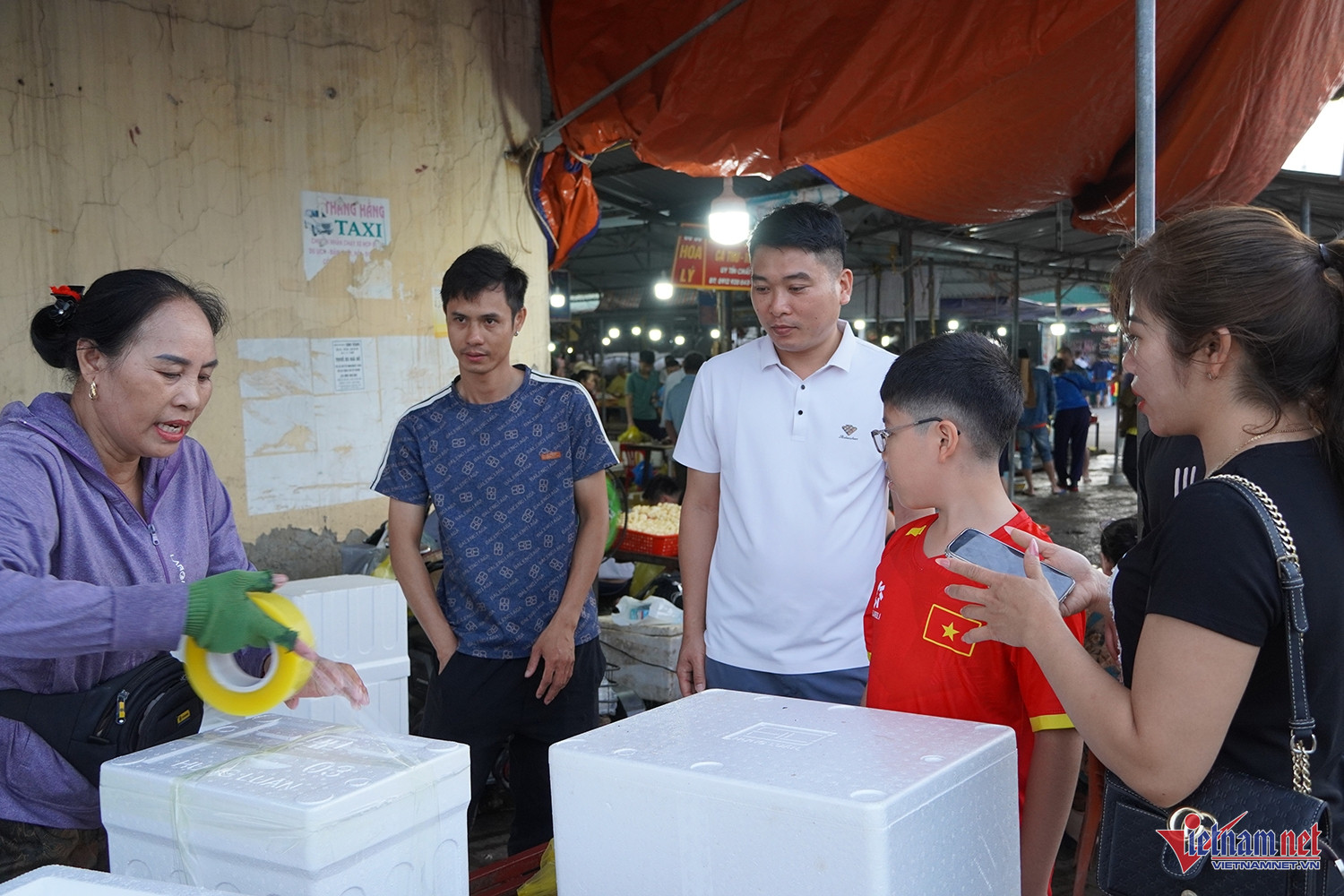 Du khách chen chân amp;#34;sănamp;#34; hải sản tươi rói ở chợ cá nức tiếng Cửa Lò - 12