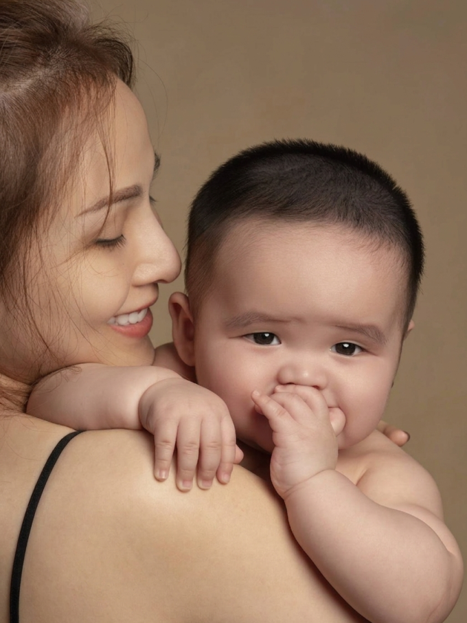 Hoa hậu Diễm Hương và con trai, bé Ong.