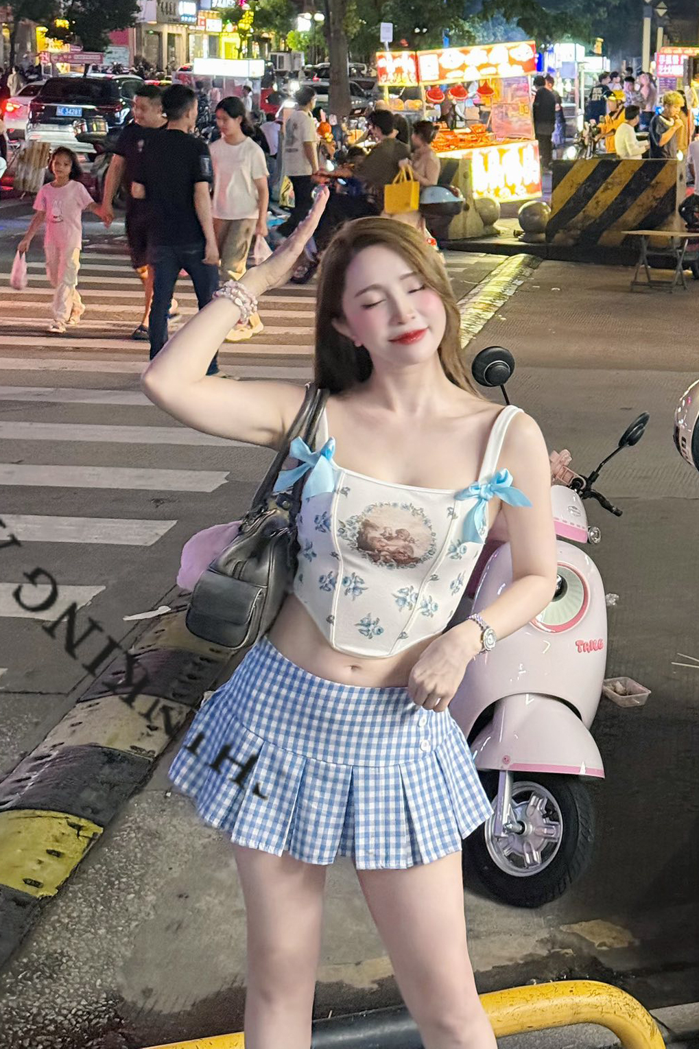 Lối ăn mặc trẻ trung giúp cô thấy yêu đời hơn, nhờ vậy cảm giác bản thân cũng trẻ hơn một chút. Tôi luôn cổ vũ mọi người mặc đẹp vì đó là những điều rất nhỏ giúp cho chúng ta luôn luôn yêu đời, Quỳnh Nga bày tỏ.
