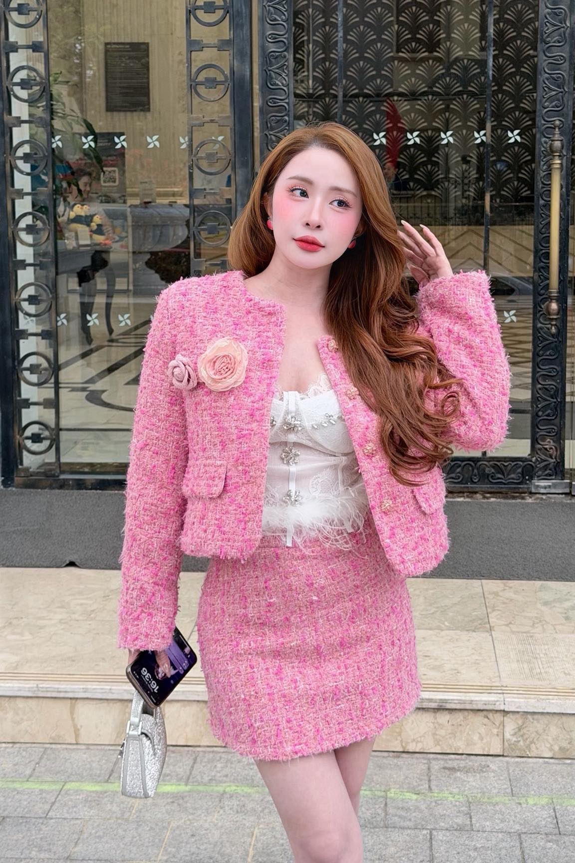 Ngoài váy áo, Quỳnh Nga còn thích phụ kiện điệu đà. Trang phục của cô thường đến từ các hãng Quảng Châu hoặc local brand trong nước.