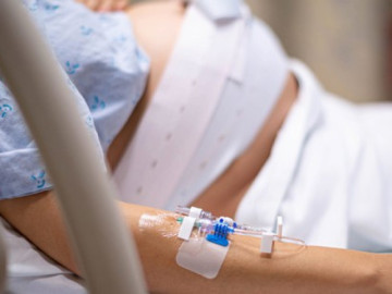 Virus Ebola có ảnh hưởng đến phụ nữ mang thai và cho con bú không?