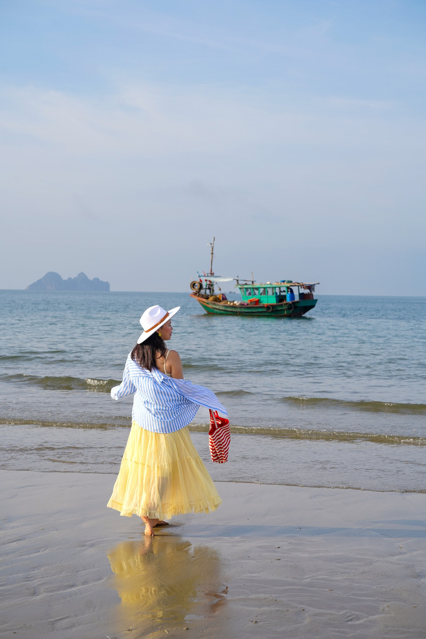 Tới hòn đảo bí ẩn tại Quảng Ninh, khách Hà Nội muốn đưa con ra nghỉ hè 1 tuần 12 Tới hòn đảo amp;#34;bí ẩnamp;#34; tại Quảng Ninh, khách Hà Nội muốn đưa con ra nghỉ hè 1 tuần - 2