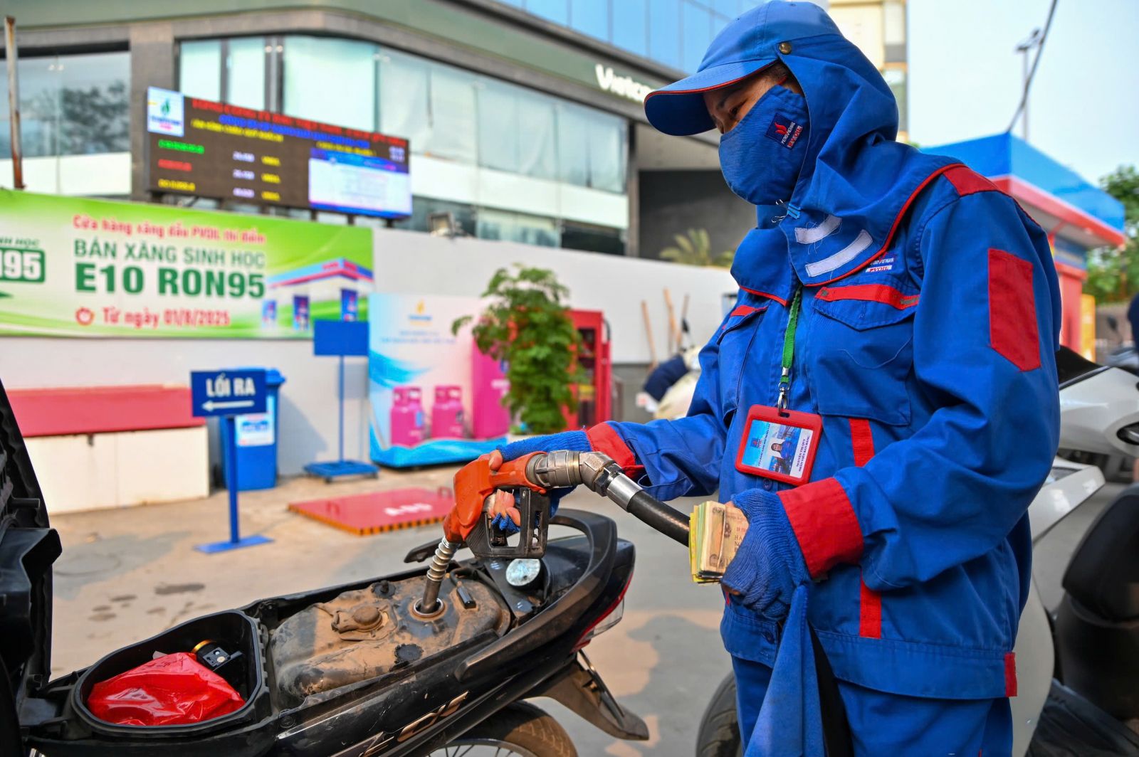 Từ ngày 1/6, thị trường xăng dầu Việt Nam sẽ bước vào giai đoạn chuyển đổi lớn khi xăng E10 được triển khai trên toàn quốc theo Thông tư 50/2025 của Bộ Công Thương. (Ảnh: Nam Nguyễn)