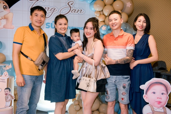 Hoa Thúy (thứ hai từ trái sang) và vợ chồng diễn viên Tùng Dương (bìa phải) bên con gái, cháu ngoại. Ảnh: NVCC