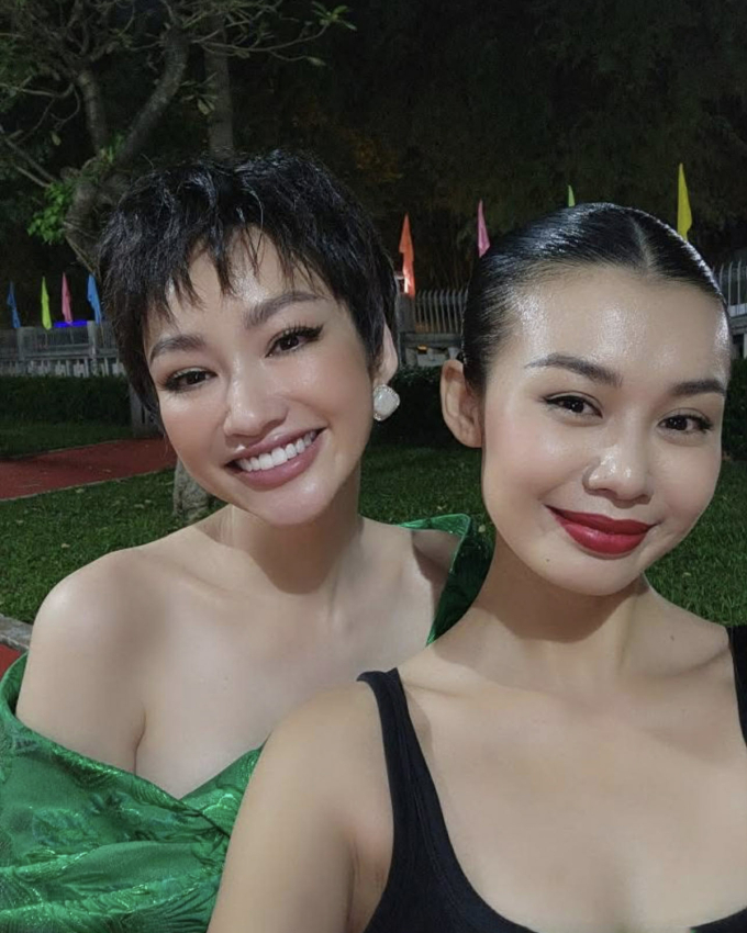 Tú Ny (phải) và người mẫu Trúc Diễm ở hậu trường một show thời trang năm 2024 ở TP HCM.