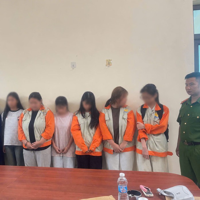 Nhóm học sinh tham gia đánh bạn tại cơ quan công an. Ảnh: Công an cung cấp