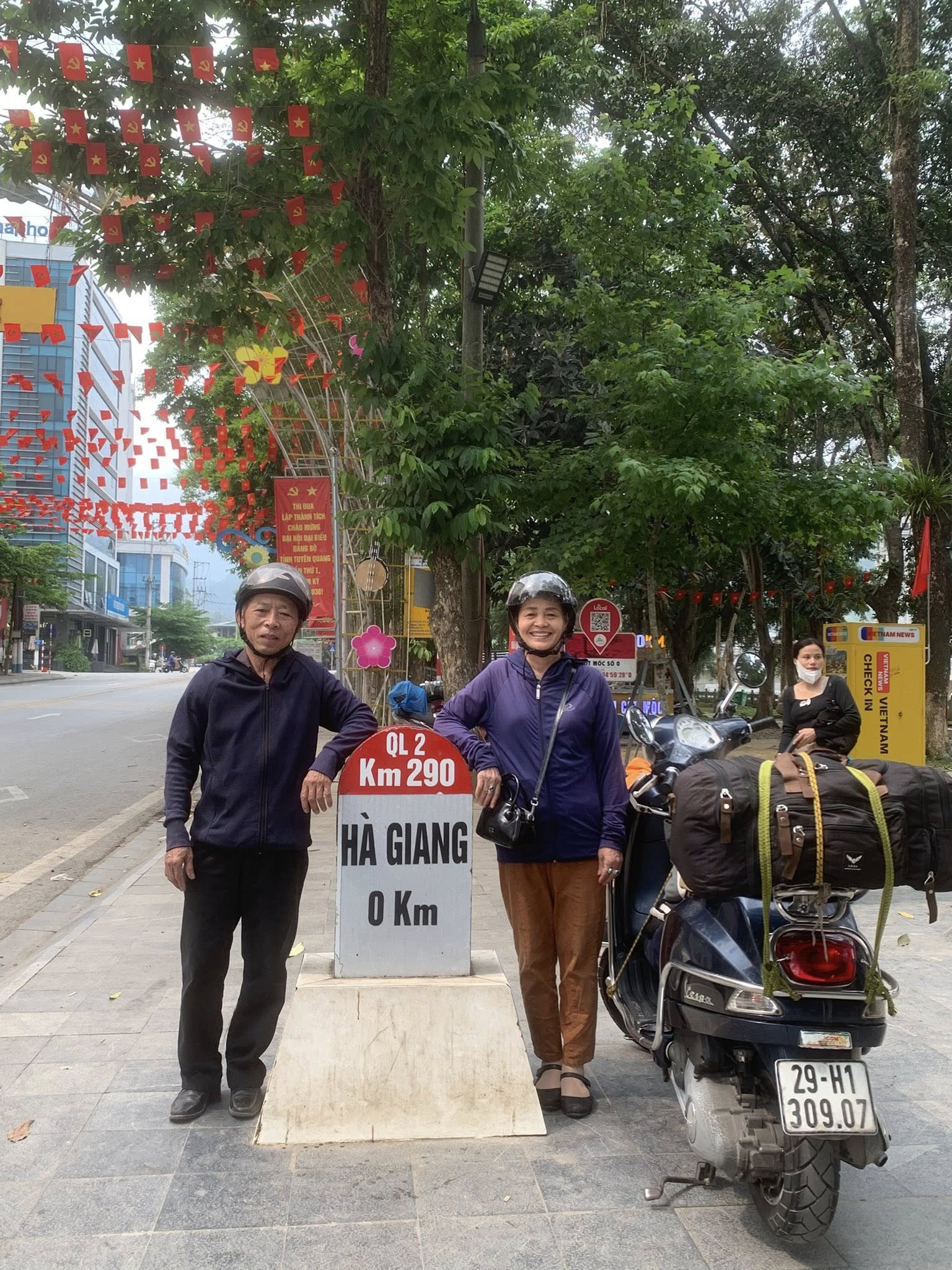 Chồng 70 tuổi 11 năm lái xe máy đưa vợ xuyên Việt, thực hiện lời hứa khi còn trẻ - 1