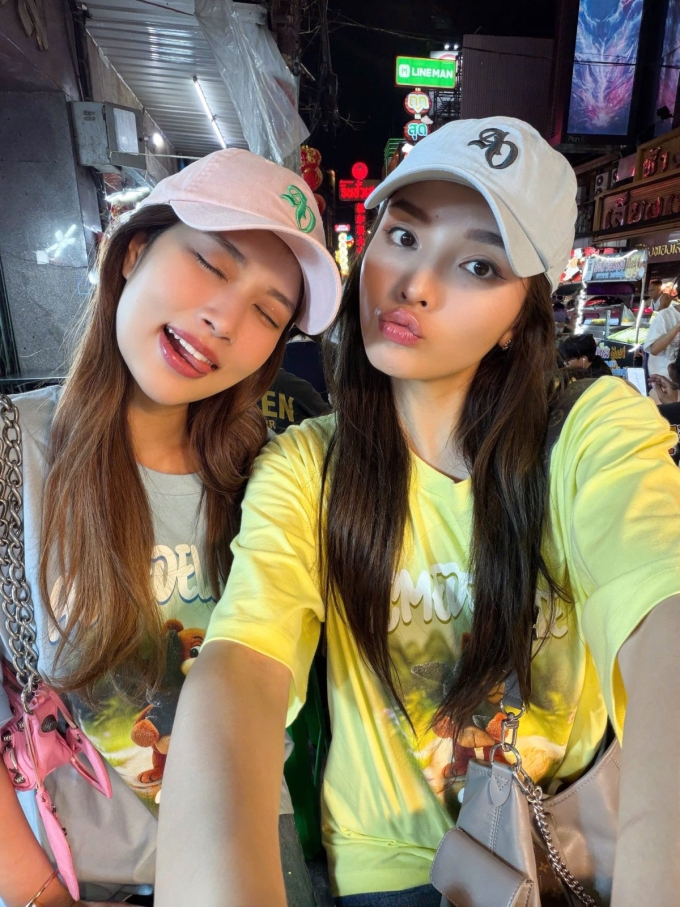Cặp mỹ nhân đội mũ có thêu chữ cái đầu trong tên của Kỳ Duyên, Thiên Ân.