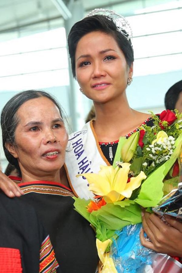 Mẹ ruột Hoa hậu HHen Niê thường được con gái nhắc đến với tình cảm dạt dào. Theo chia sẻ của nàng hậu, bà là người phụ nữ tảo tần, quanh năm gắn bó với nương rẫy. Bà HNgơn Niê (mẹ ruột của HHen Niê) sống tại buôn Sút Mđưng và trải qua hoàn cảnh khó khăn từ nhỏ cho đến khi lập gia đình. Nàng hậu kể rằng, ngày ấy gia đình đông con nên mẹ cô ngày nào cũng cùng chồng tất bật ngoài nương từ sáng sớm đến tối mịt. Dù vất vả là vậy nhưng hầu như không có bữa cơm nào đủ đầy. Bữa ăn trong nhà chủ yếu chỉ có cá cùng những loại rau dại hái ven đường sau mỗi buổi làm rẫy trở về.
