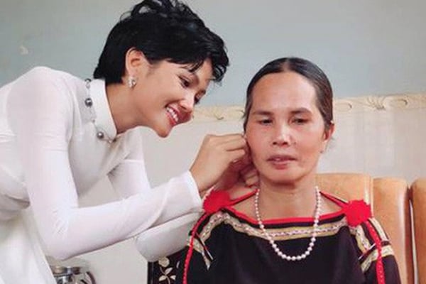 Mẹ ruột Hoa hậu Hhen Niê không biết tiếng Kinh nên đi ra ngoài, đây là rào cản lớn của bà. Chính vì vậy, Hoa hậu Hhen Niê càng thương mẹ mình hơn. Cả một đời tảo tần cho gia đình, ở tuổi xế chiều, bà nhận được yêu thương, báo hiếu của con gái.