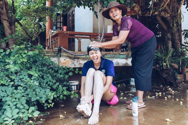 Ngoài ra, cô còn xây nhà, mua xe cho bố mẹ. Tuy đã trở thành một hoa hậu, một người nổi tiếng nhưng Hhen Niê luôn khiêm nhường, giản dị như tính cách của mẹ cô. Chính đức tính được kế thừa từ người mẹ ruột đã giúp Hhen Niê đẹp hơn trong mắt công chúng.