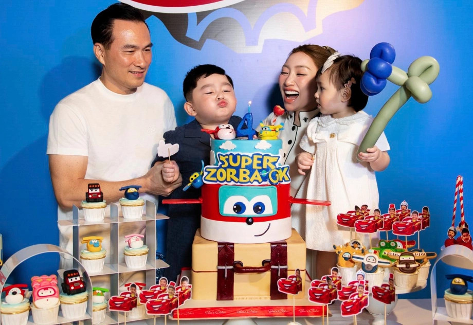 Chi Bảo và Lý Thùy Chang cùng 2 con.