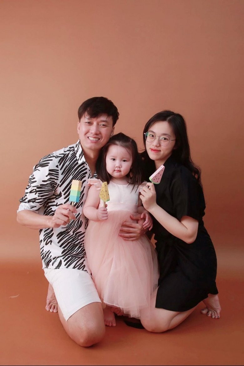 Quách Ngọc Tuyên và Thảo Hân bên con gái.