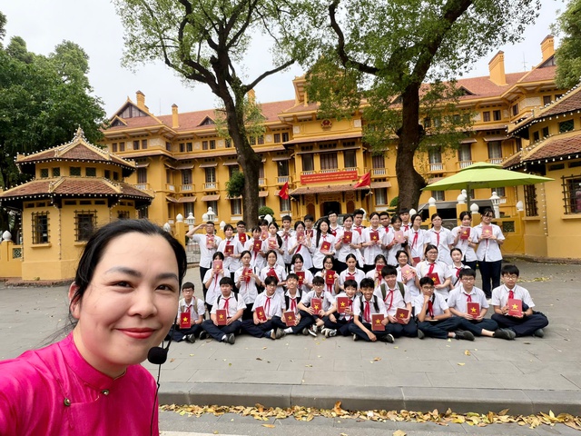 Cô Nguyễn Thu Thủy cùng các học trò ghi lại khoảnh khắc kỷ niệm ý nghĩa. Sự đồng hành, dặn dò chu đáo của những người thầy luôn là điểm tựa tinh thần vững chắc giúp các sĩ tử tự tin vững bước trước mỗi kỳ thi lớn.